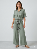 Completo in lino  con camicia annodata e pantaloni palazzo