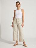 Pantaloni cropped in cotone beige con bordo ricamato a traforo