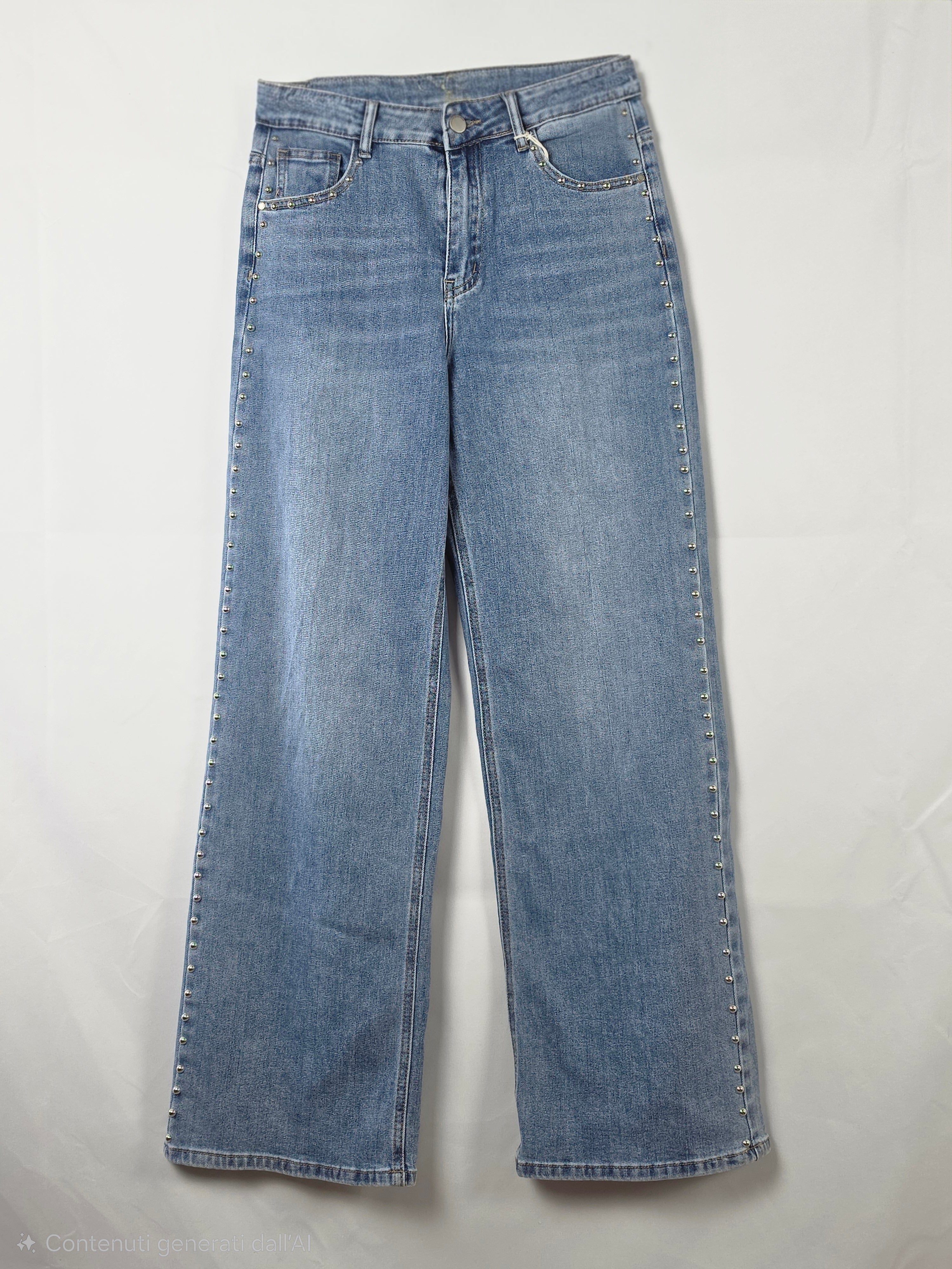 Jeans chiari a gamba larga con borchie laterali