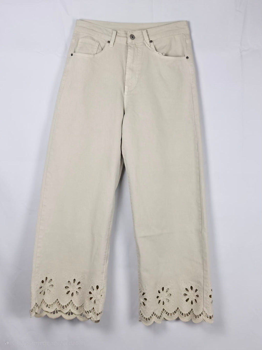 Pantaloni cropped in cotone beige con bordo ricamato a traforo