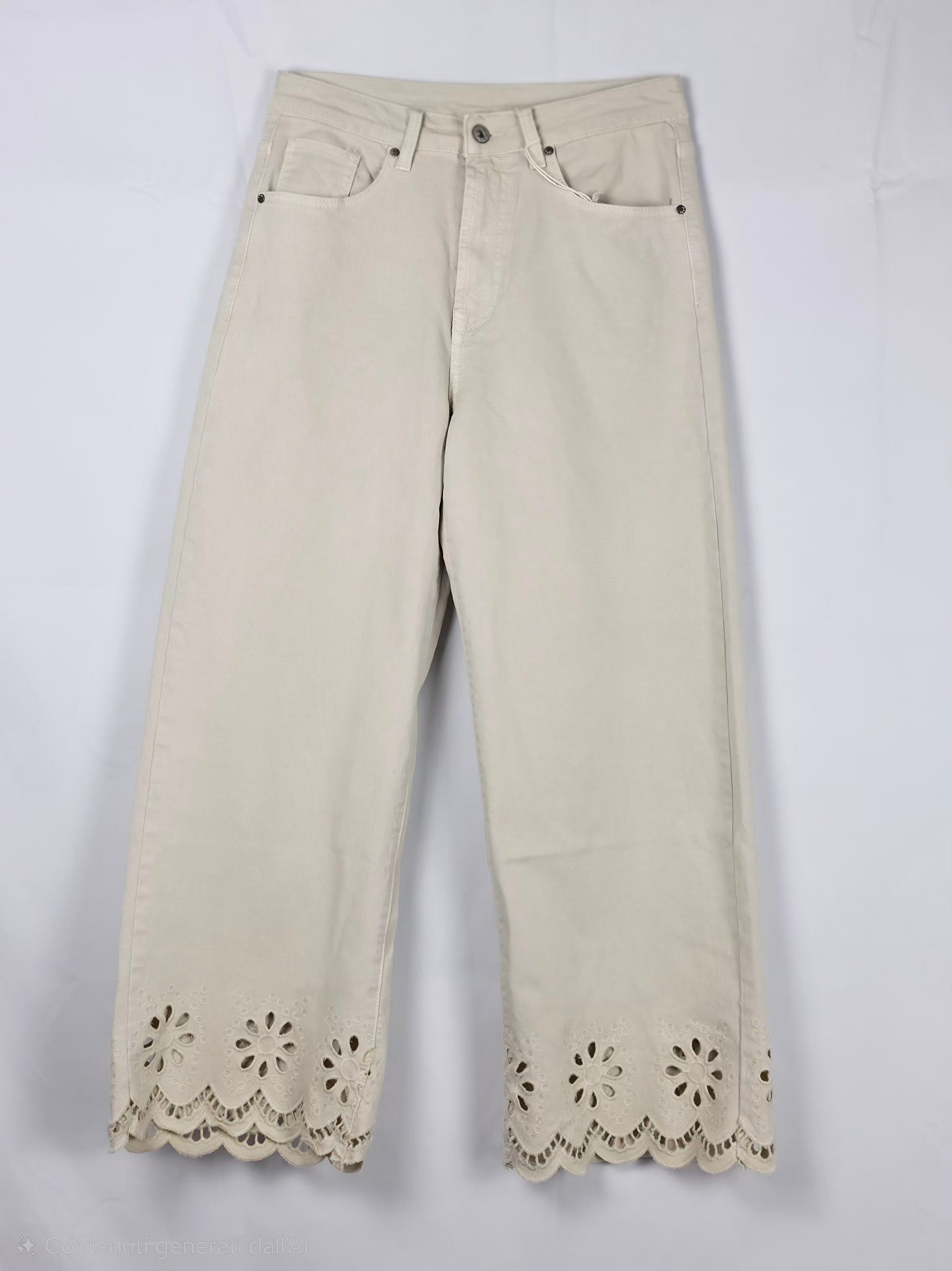 Pantaloni cropped in cotone beige con bordo ricamato a traforo