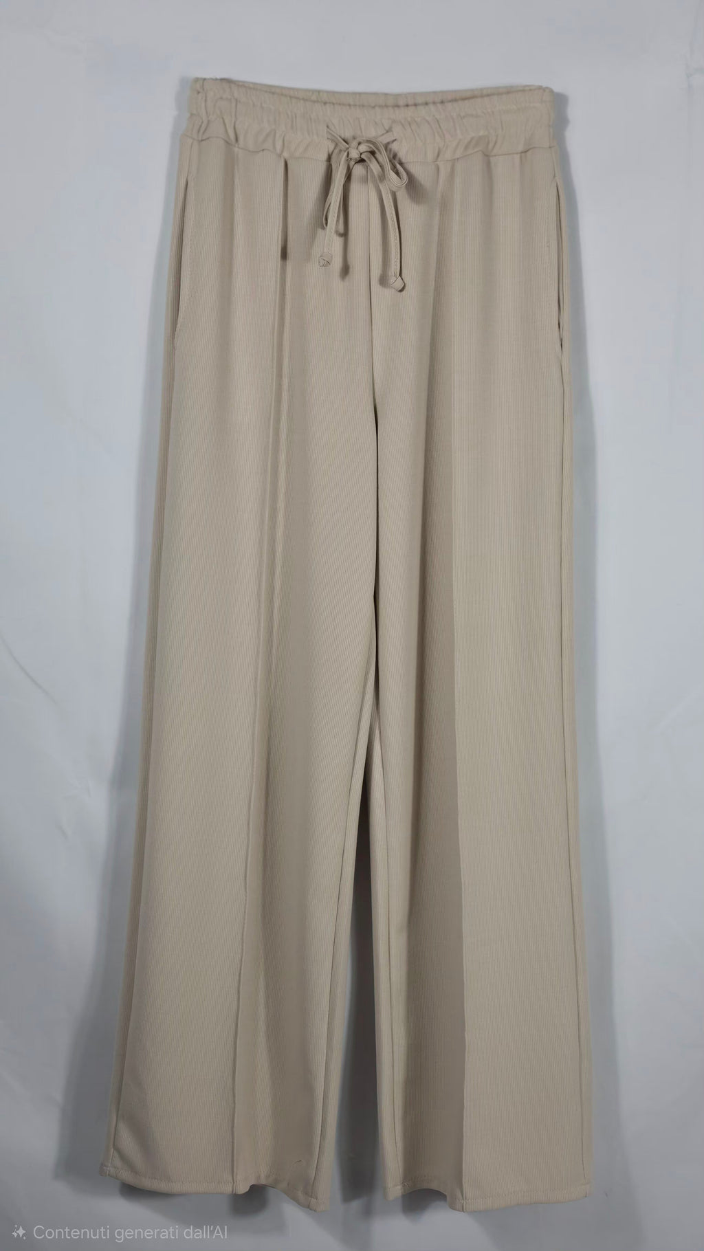 Pantaloni ampi a costine con coulisse in vita.