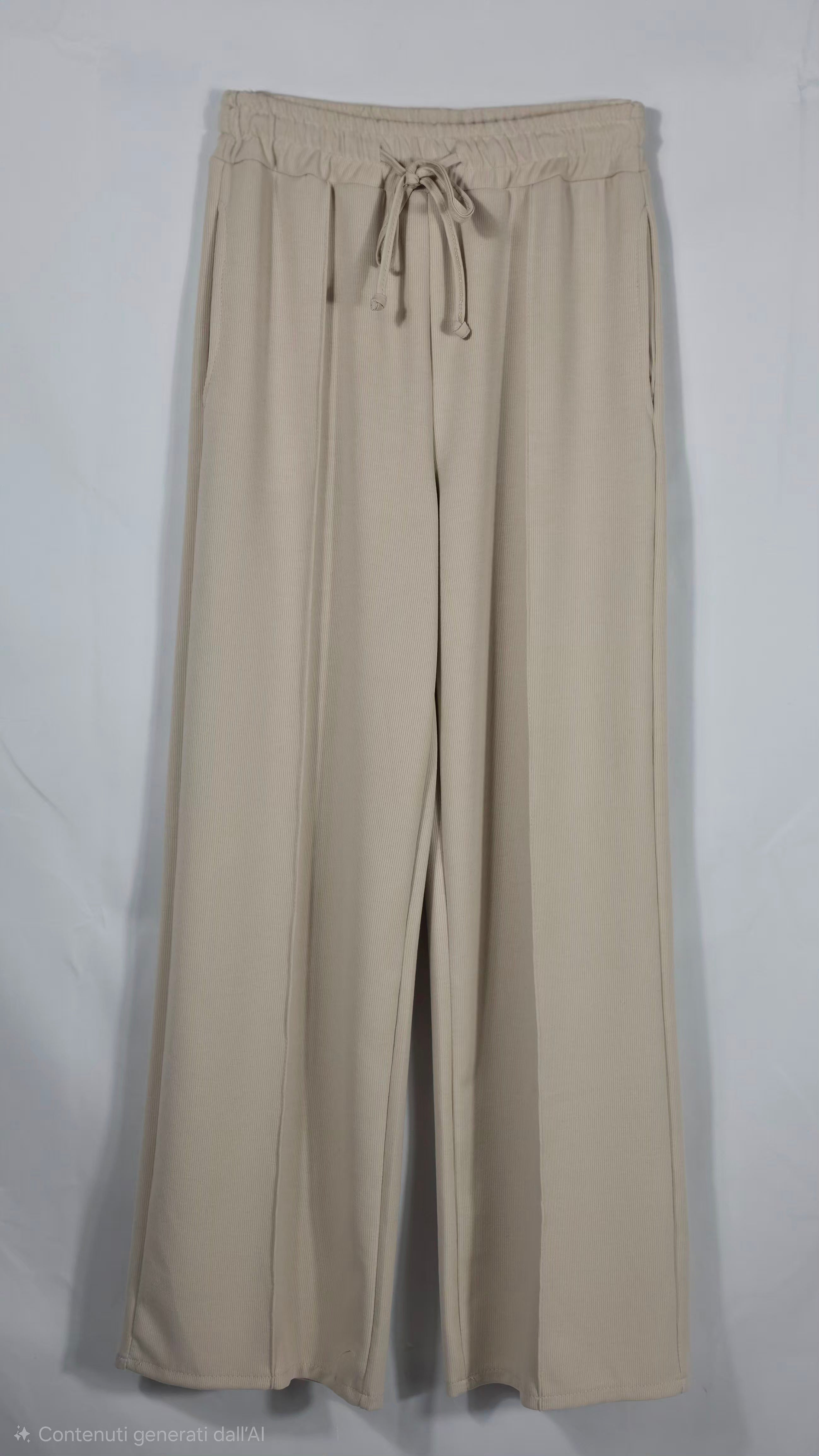 Pantaloni ampi a costine con coulisse in vita.