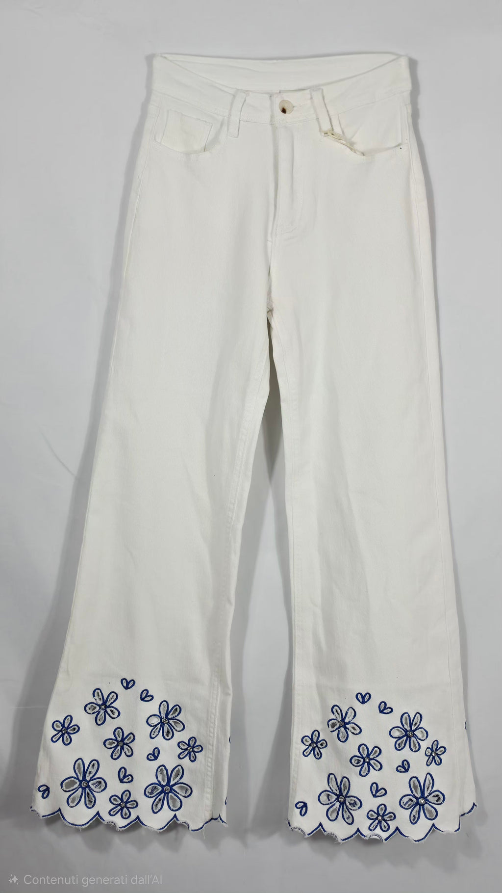 Pantaloni bianchi cropped a gamba larga con ricami floreali blu.