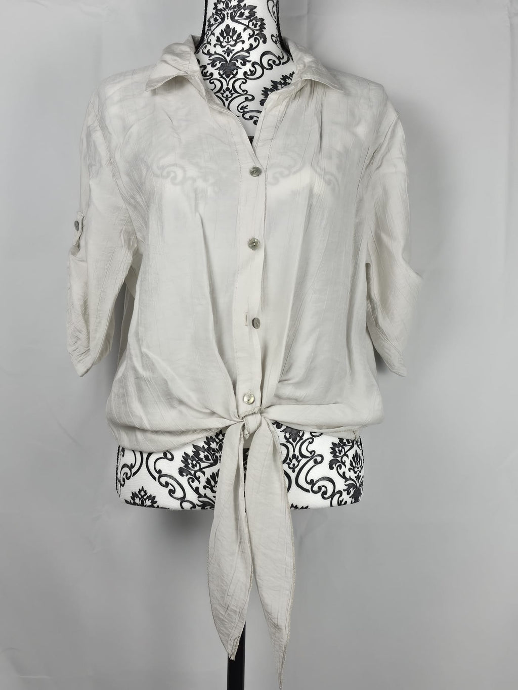 Completo in lino  con camicia annodata e pantaloni palazzo