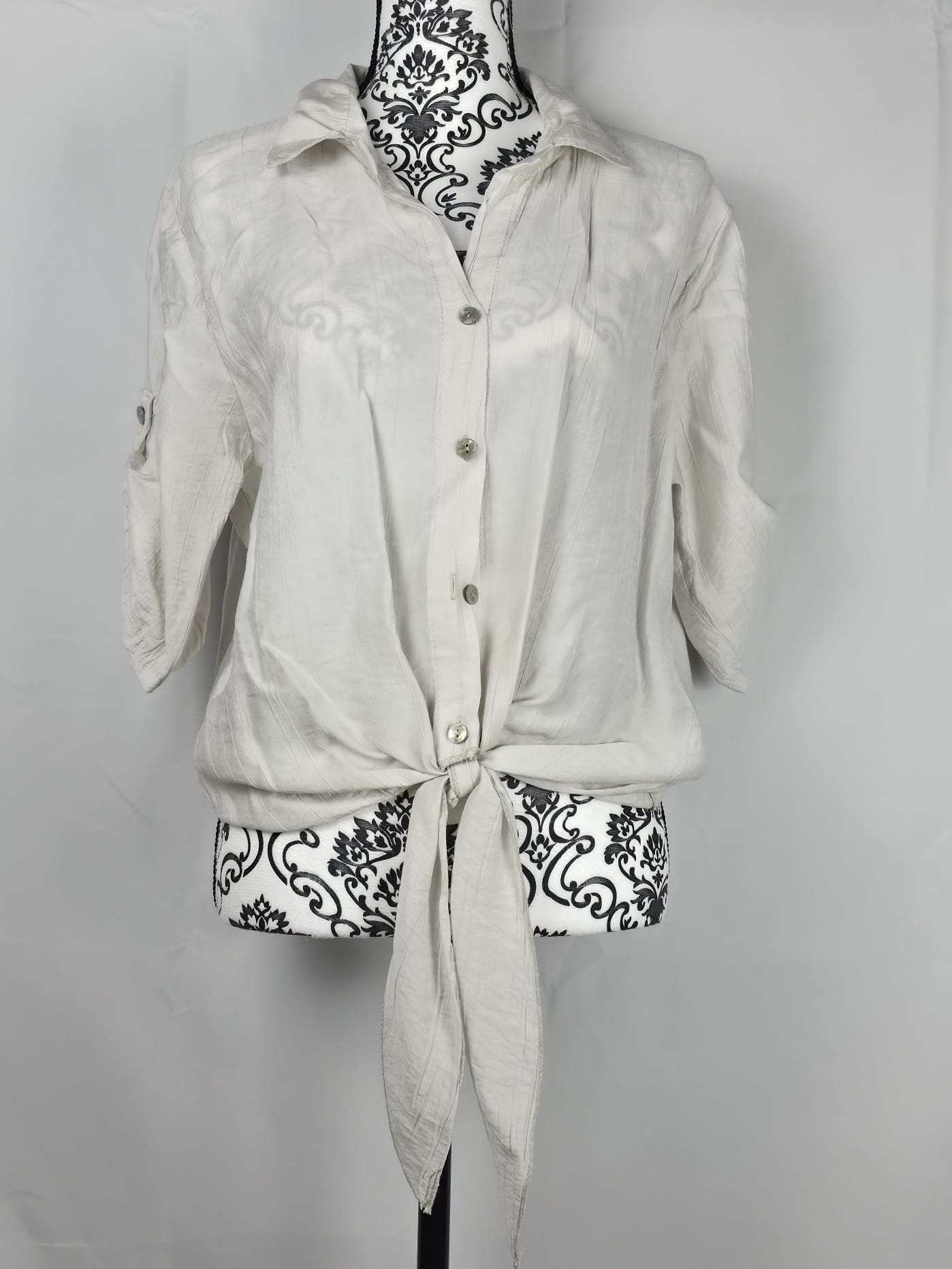 Completo in lino  con camicia annodata e pantaloni palazzo